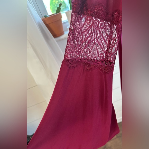 EXPRESS BURGUNDY BLOUSE WITH BELL SLEEVES. 
SIZE: LARGE - Picture 6 of 8